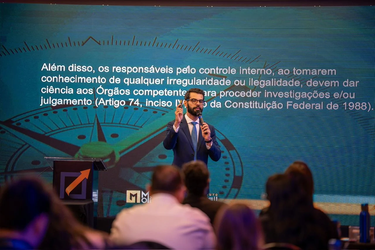 Professor Maike Oliveira palestrando em um evento